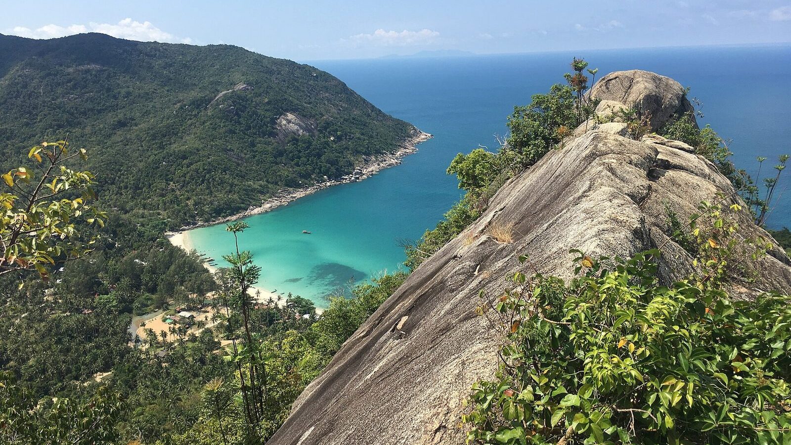 Вид с высоты на бухту Bottle Beach на Ко Пангане: гранитные валуны, бирюзовая вода и зелёные холмы
